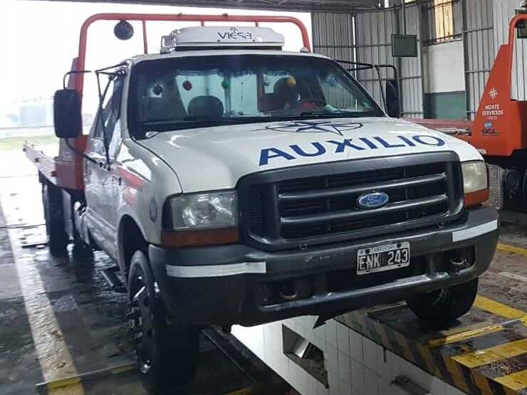 Grúa de auxilio de la flota en el taller durante la revisión técnica