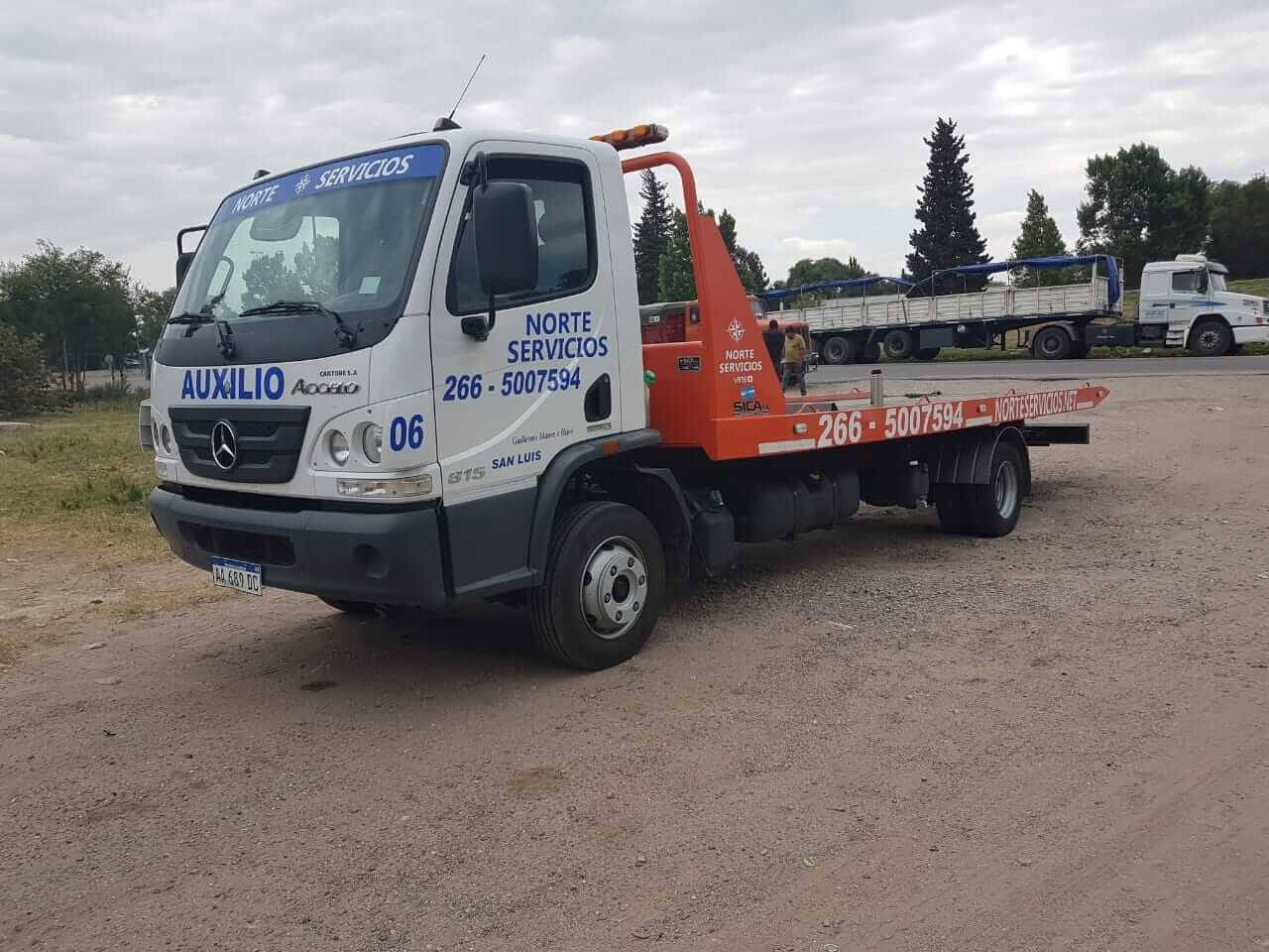 Grúa de plataforma de la flota, con la plataforma naranja y la segunda línea pintada en la puerta